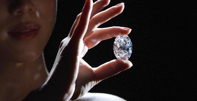 How to Tell the Difference Between Lab-Created & Real Diamonds – 2023 Guide