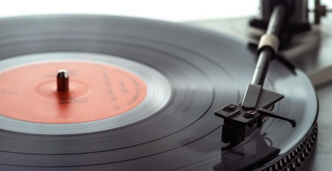 Why Vinyl Records Became Fashionable Again in 2023?