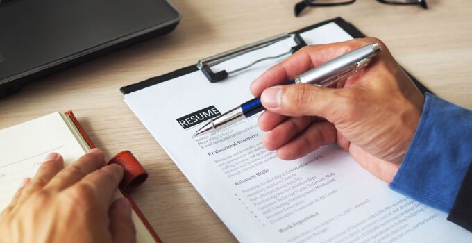 4 Benefits of Using a Professional CV or Resume Writer