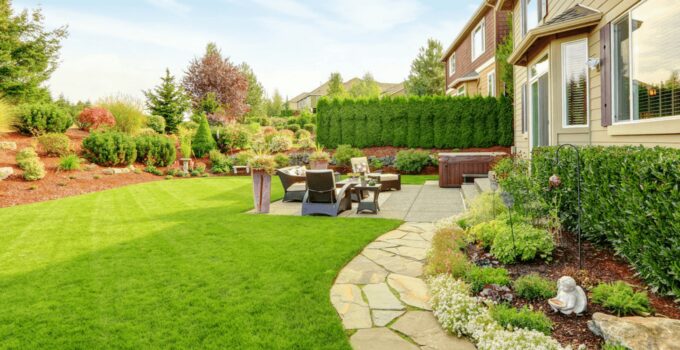 7 Landscaping Tips for Maintaining a Beautiful Yard