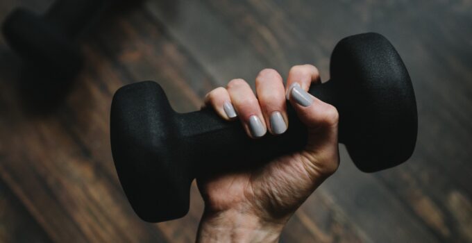 5 Reasons Why Dumbbells Are Better Than Barbells and Machines