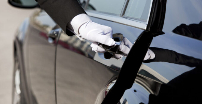 8 Ways Airport Limousine Services Can Save You Your Time & Money