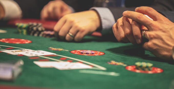 How Does the Hit & Stand Betting System Work in Blackjack?
