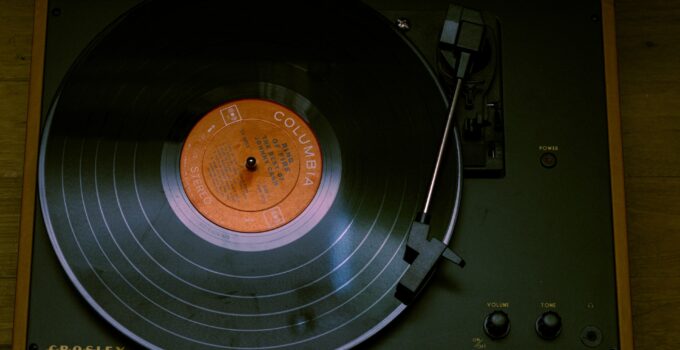 5 Reasons Why Everyone Should Start Listening to Vinyl Records