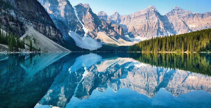 7 Most Stunning Canada Lakes to See With Your Own Eyes