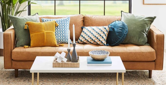 How Do You Decorate A Couch With Throw Pillows?