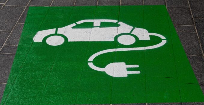 6 Benefits to Consider Before Switching to an Electric Fleet